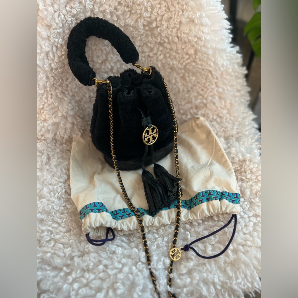 🐈‍⬛☁️🖤 Authentic Tory Burch - Fleming Soft Shearling Mini Bucket Bag☁️🐈